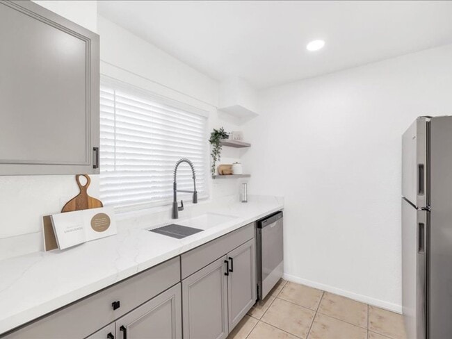 Building Photo - Beautifully upgraded 2 bedroom 2 story tow...