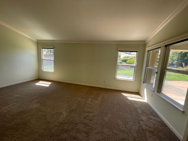 Building Photo - Beautiful Green Valley Home