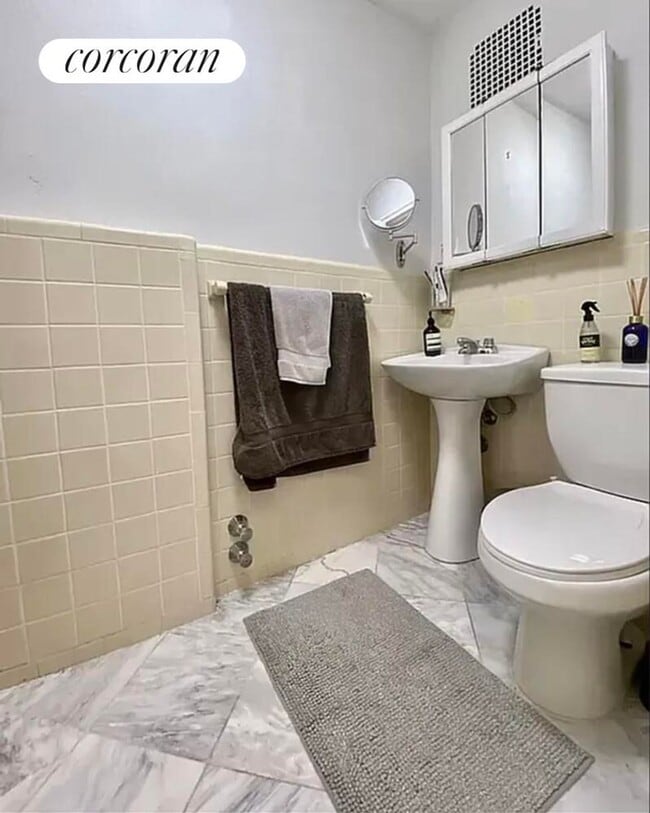 Building Photo - 349 W 84th St