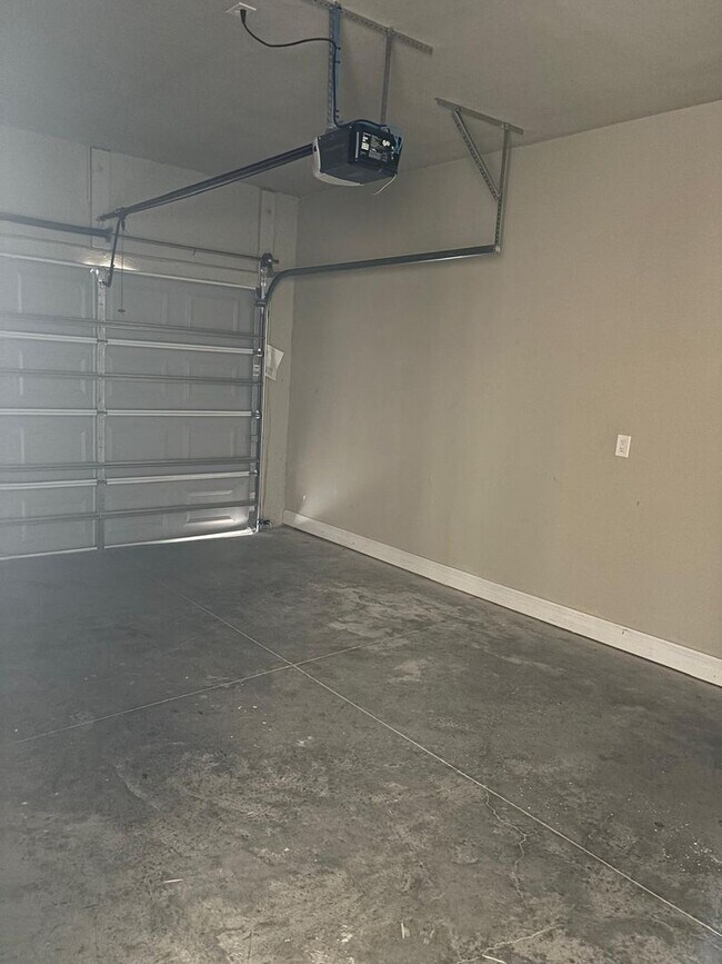 Building Photo - Lehigh Acres Beautiful 2 bdrm/2 bath Plus ...