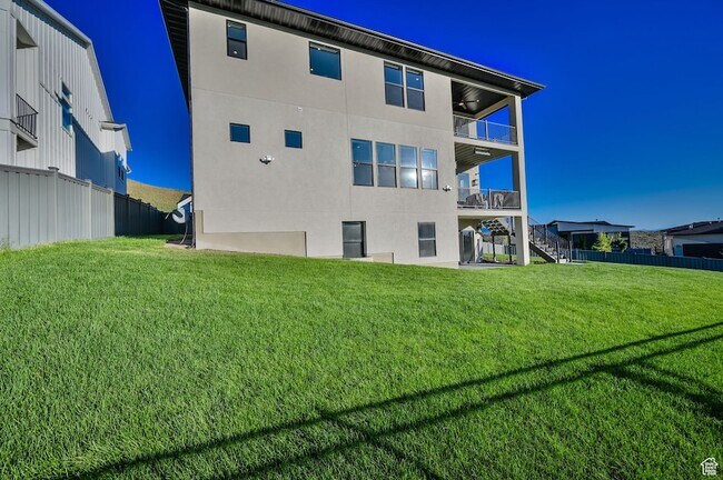 Building Photo - 1722 Oakridge Cir