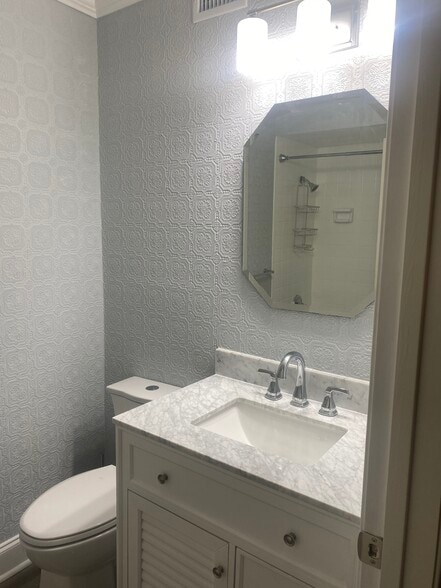Private ensuit bathroom - 1045 Shook Ave