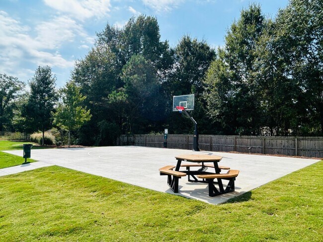 Building Photo - ***MOVE IN SPECIAL -$500 OF FIRST 2 MONTHS RENT WITH A JANUARY 31ST OR SOONER MOVE IN DATE***Welc...