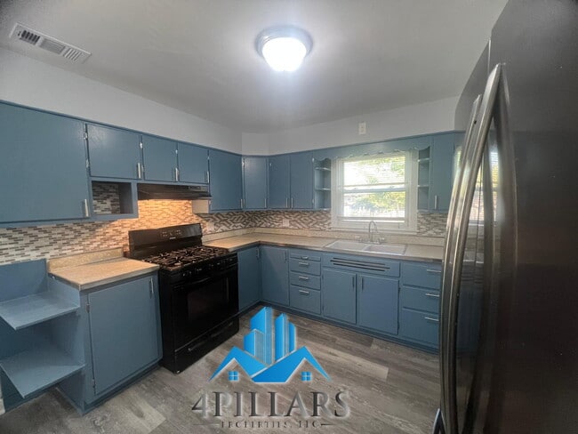 Building Photo - "Charming 3-Bedroom Home with Spacious Lay...
