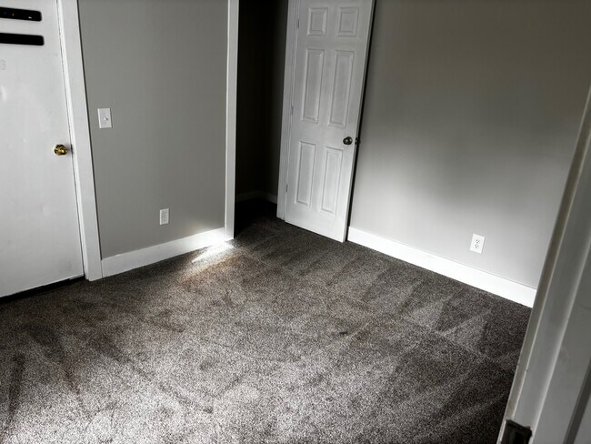 Building Photo - 129 Meachem Ave