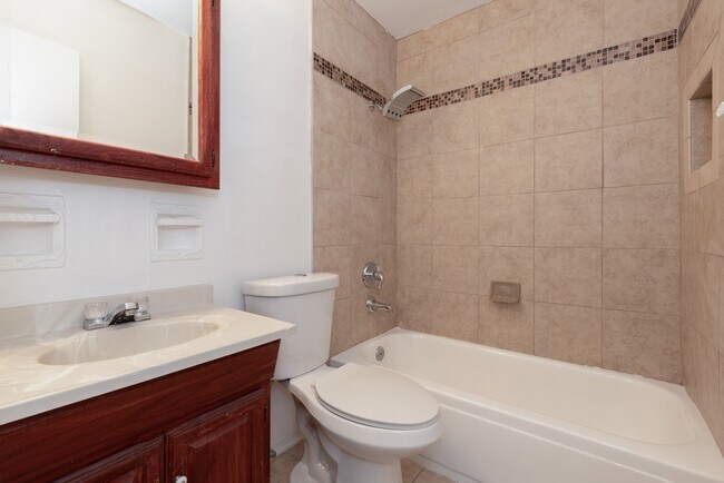 Building Photo - 1310 Kingsbury Dr