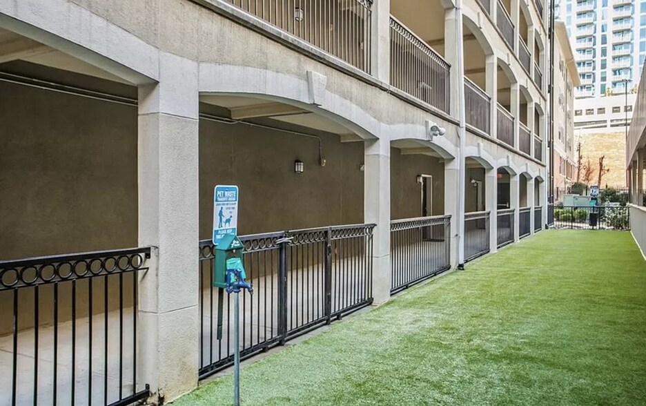 Dog Run - 800 Peachtree St NE