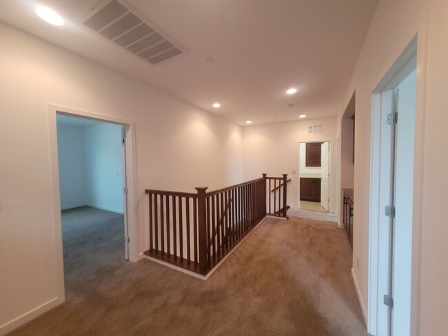 Building Photo - Woodcreek Oaks area home in Oakbriar gated...