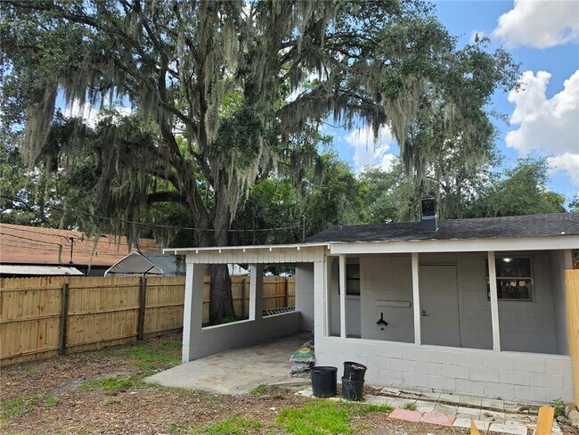 Building Photo - 2205 S Park Ave