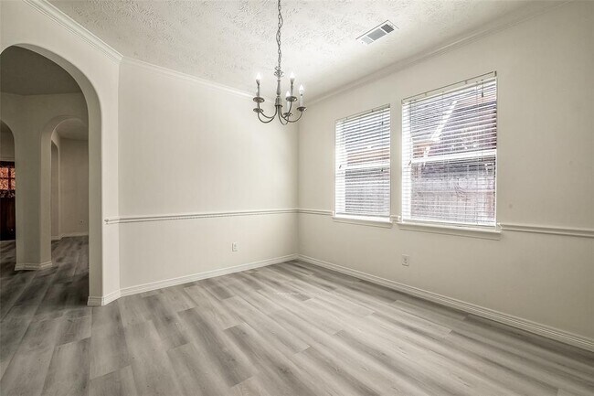 Building Photo - 520 West Fork