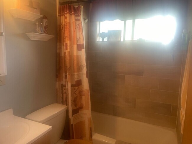 Building Photo - Level Entry 2 bedroom 2 bath