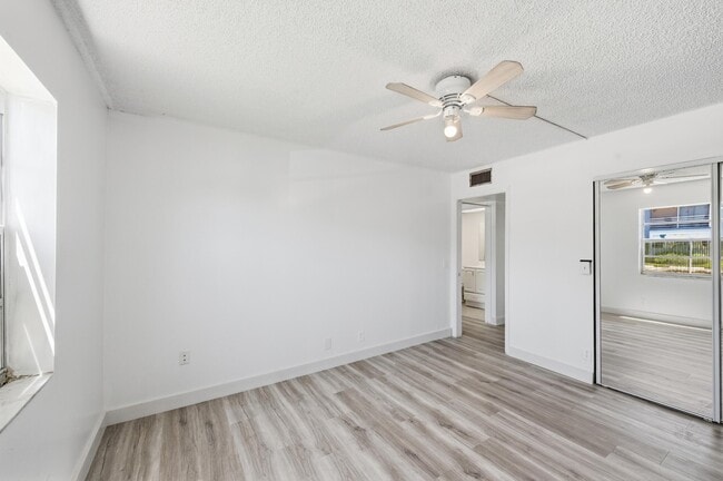 Building Photo - 452 Normandy Ln