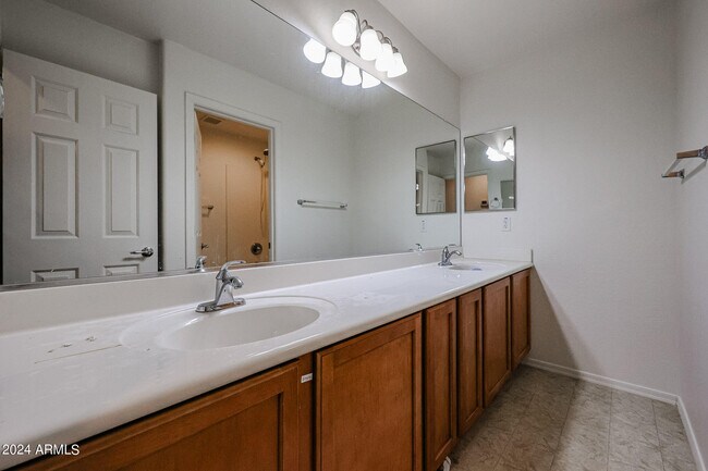 Building Photo - 811 E Kapasi Ln