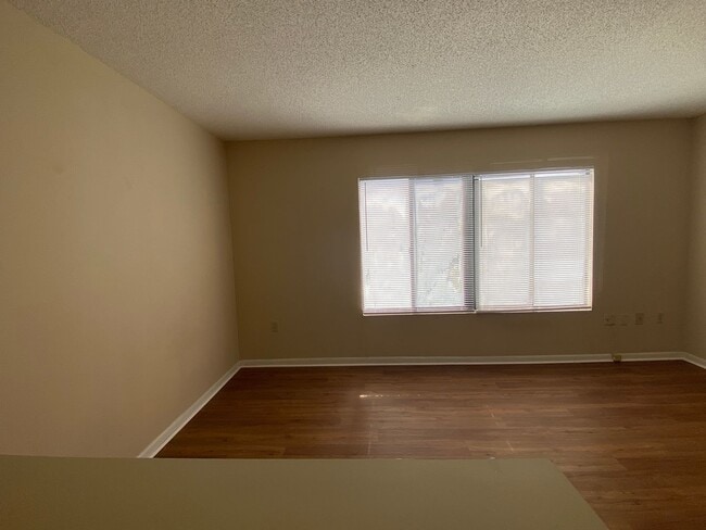 Building Photo - 1600 Park Cir