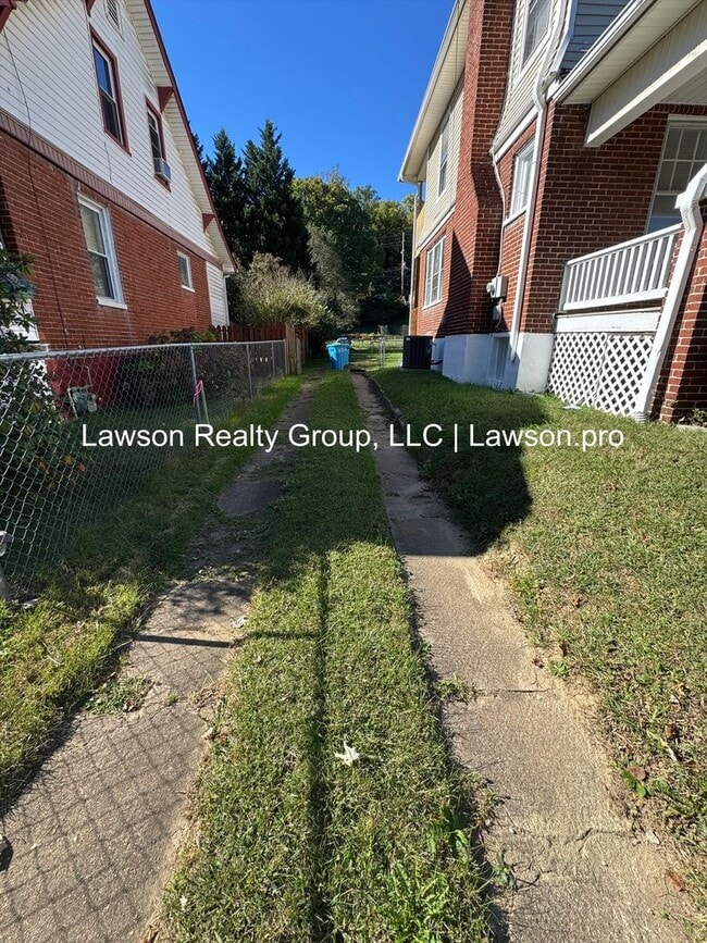 Building Photo - Updated Four Bedroom Home Close to Downtown Roanoke!