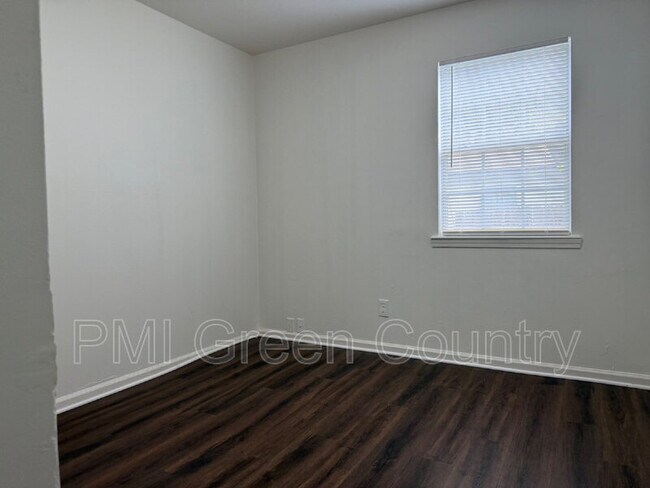 Building Photo - 321 W 62nd Pl N