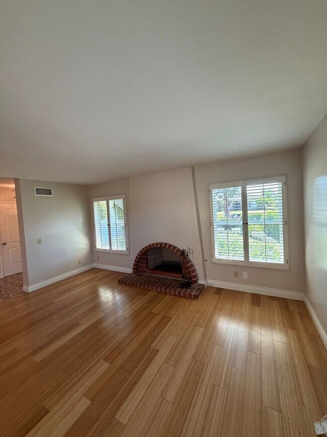 Building Photo - Beautiful 3 Bedroom Home in Avocado Heights