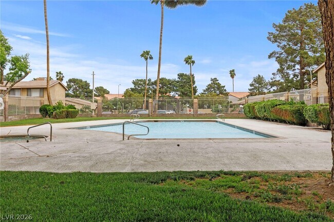 Building Photo - 2212 Silver Pine Dr