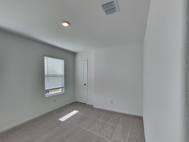 Building Photo - ***FREE MONTHS RENT WITH MOVE IN ON OR BEFORE 12-31-2025***