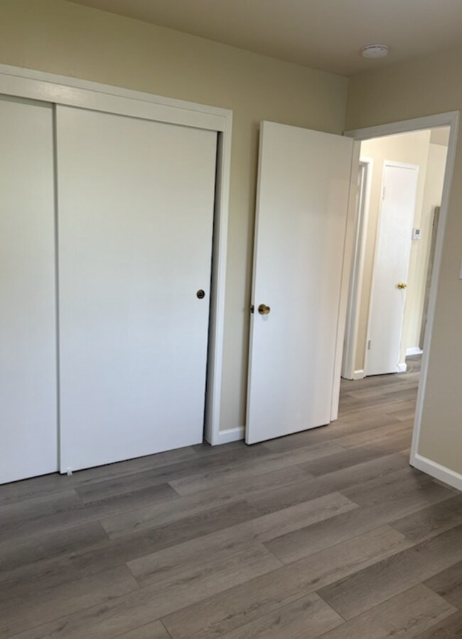 Building Photo - Charming 2-Bedroom Apartment with Hardwood Floors in Berkeley – Perfect Location!