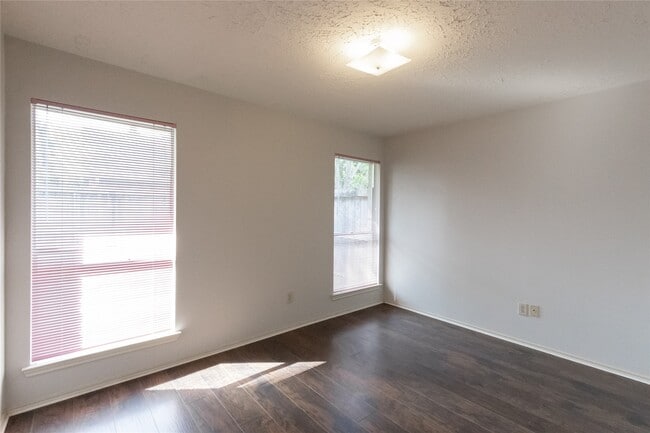 Building Photo - 2034 Creek Valley Ln