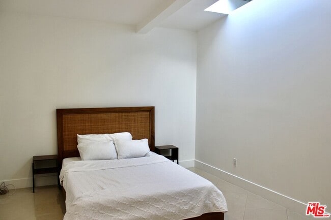 Building Photo - 1265 Bienveneda Ave