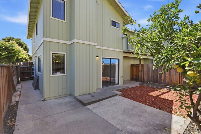 Building Photo - Great 3 Bedroom Townhome with Garage!