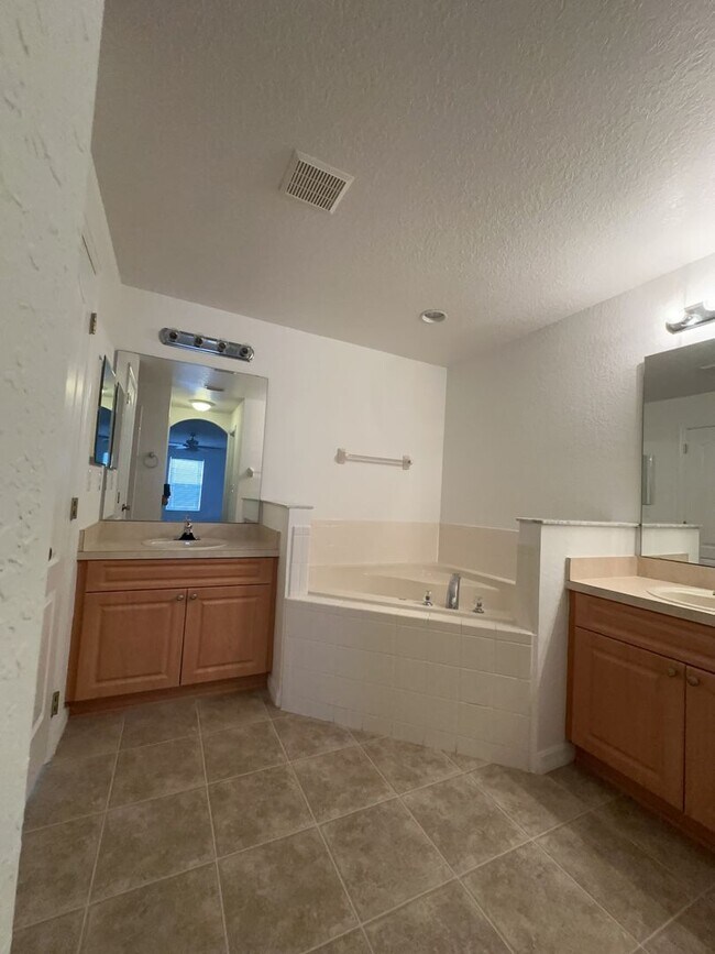 Building Photo - Spacious 4 bed 2 bath, 2 car garage with fenced-in backyard in Poinciana Neighborhood