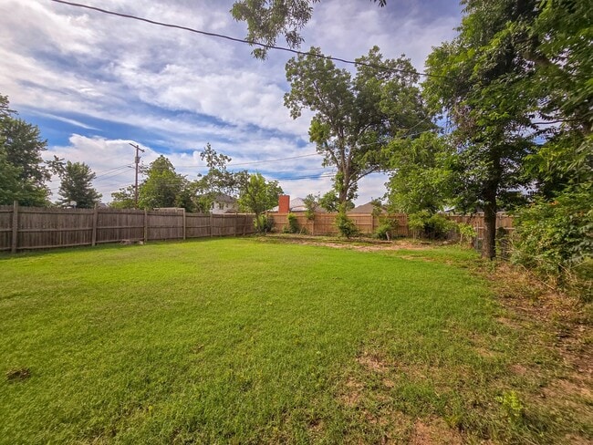 Building Photo - Cute 2 or 3 bedroom 1 bath near OBU