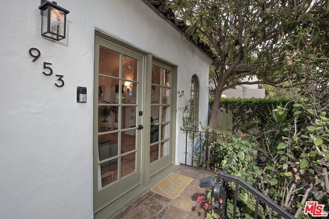 Building Photo - 953 N Martel Ave