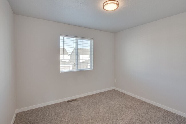 Building Photo - Modern Townhome ready for you today!