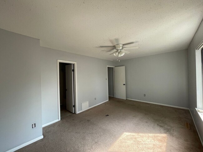 Building Photo - AWESOME TOWN HOME STEPS AWAY FROM BEACH ACCESS