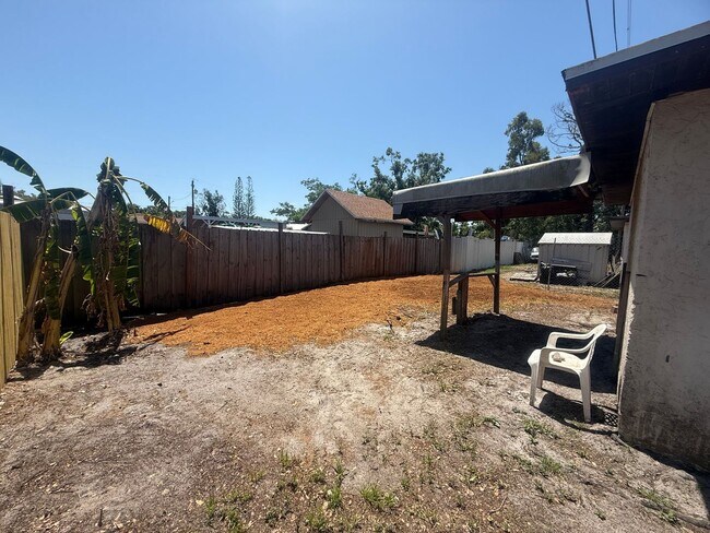 Building Photo - 3 bedroom 2 bath duplex