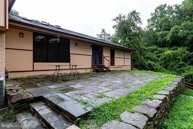 Building Photo - This elegant and unique three-level split ...