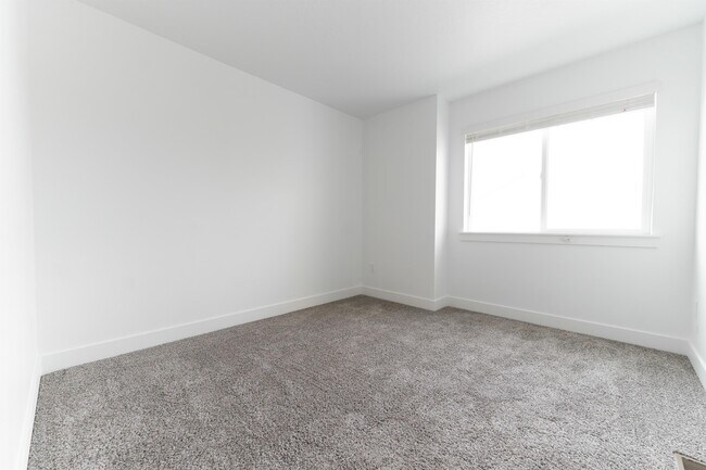 Building Photo - 48 410 W