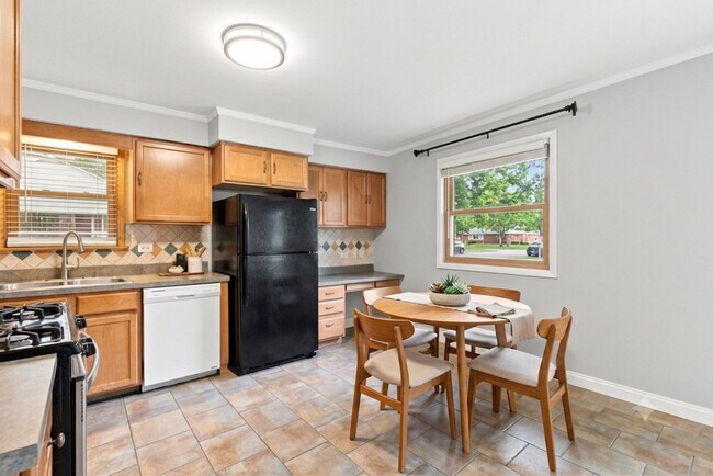 Building Photo - 1113 S Haddow Ave
