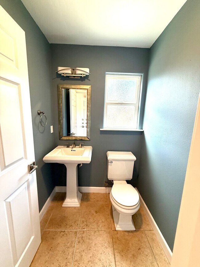 Building Photo - Beautifully Maintained 3Bd/2.5Ba Near Capitola Mall!