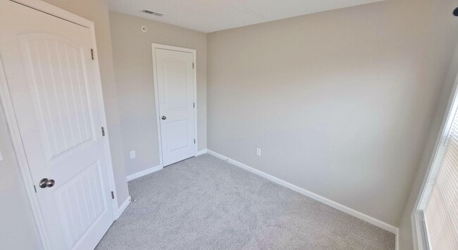 Building Photo - 3 Bed / 2-1/2 Bath Single Family Townhome w/1-Car Garage