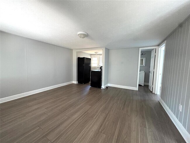 Building Photo - 4611 N Hubert Ave