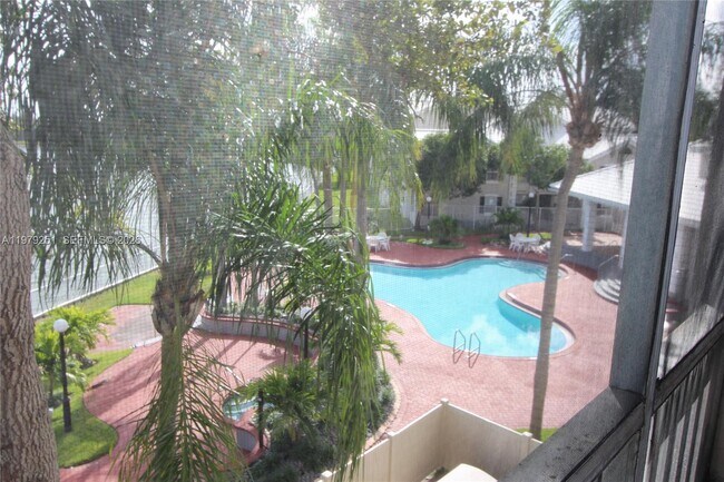 Building Photo - 2831 N Oakland Forest Dr