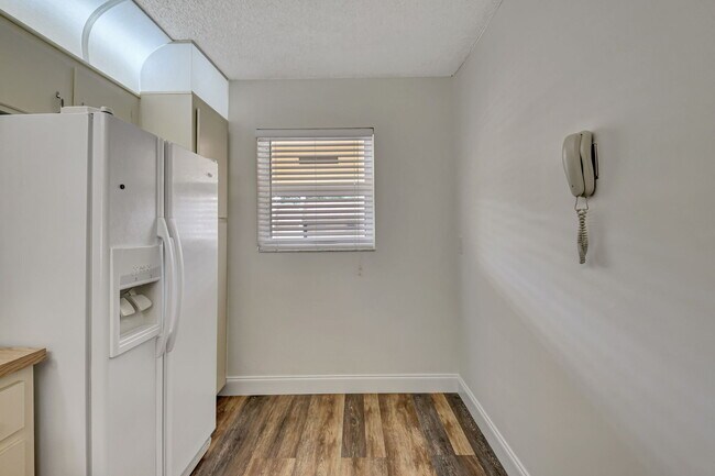 Building Photo - 2845 SW 22nd Ave