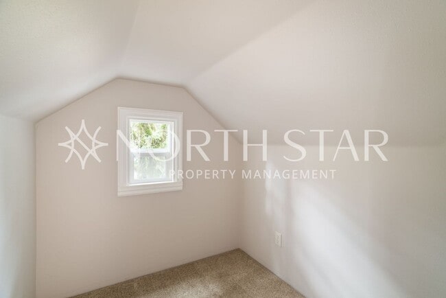 Building Photo - Newly Remodeled Lake Oswego Cottage With Lake Access.