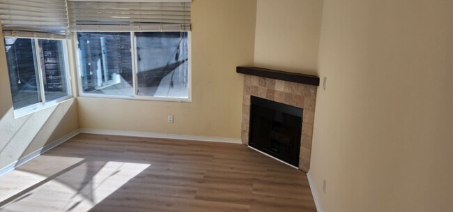 Building Photo - SPACIOUS 3BR/2.5 TOWNHOME STYLE UNIT locat...