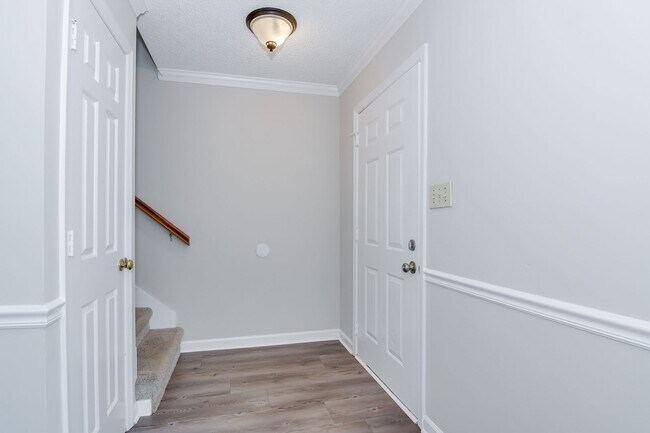 Building Photo - 2 Bed Townhouse!