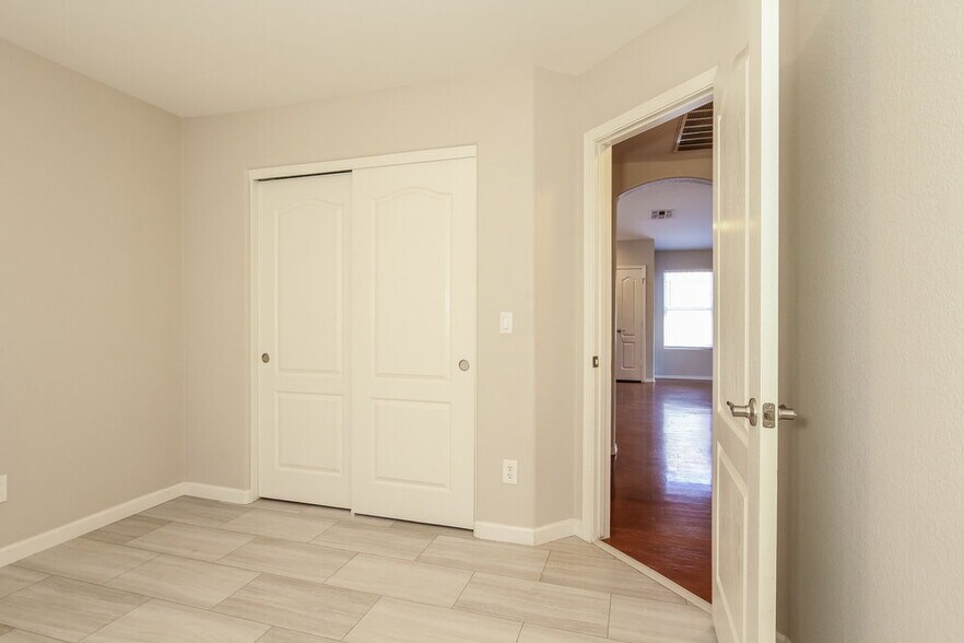 Building Photo - 8459 W Ross Ave