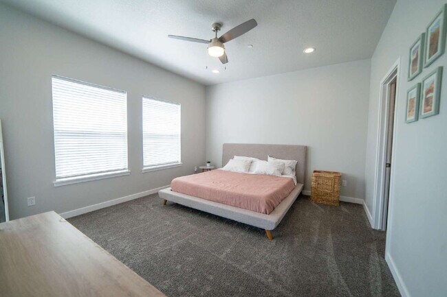 Building Photo - Gorgeous Modern Townhome in Draper