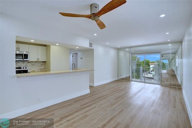 Building Photo - 1407 NE 56th St
