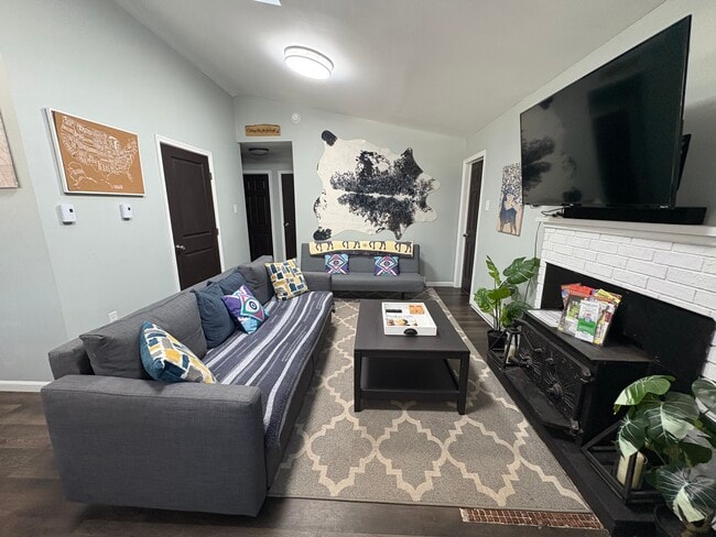 Living room - 3311 Woodland Dr