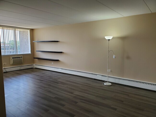 Building Photo - 225 S Rohlwing Rd