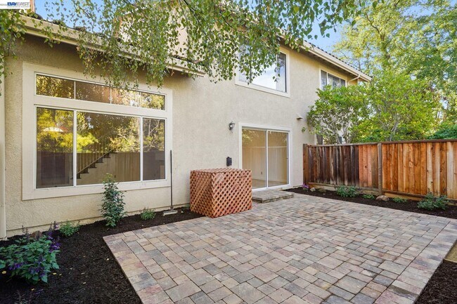 Building Photo - 493 S Clovercrest Ln